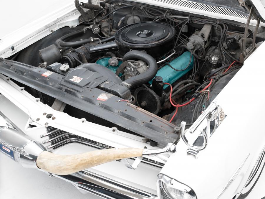Моторный отсек Pontiac Bonneville Hank Williams Jr Custom Convertible 1964 года  (фото 12 из 24)